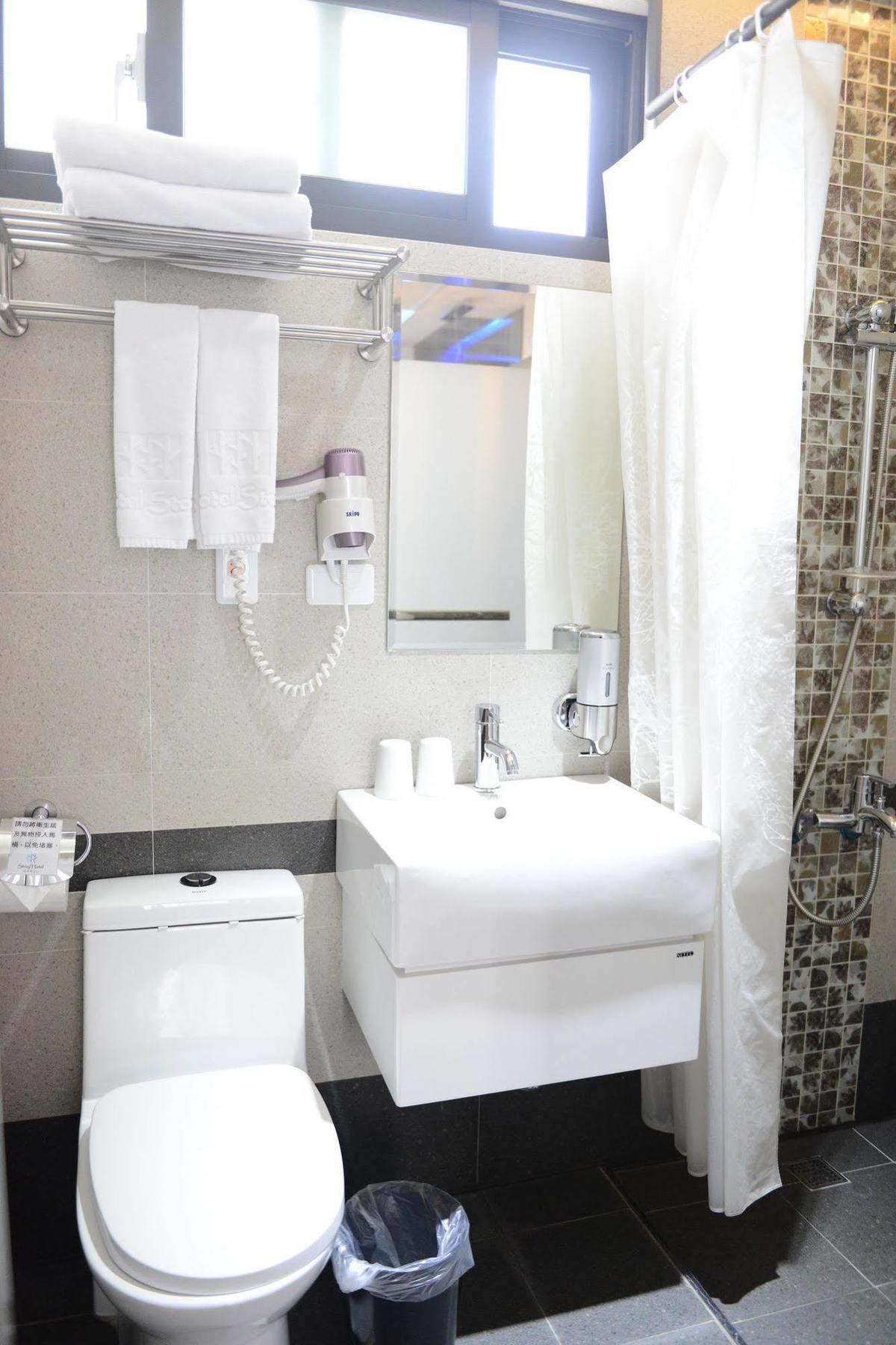 Check Inn Express Taichung Fuxing Hall 2 Kültér fotó